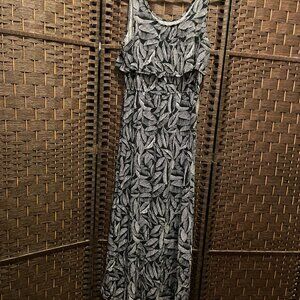 Long Flowy Black and White Sleeveless Dress